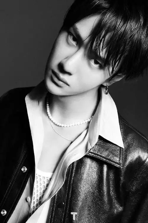 果然王一博比较适合这种酷盖的风格,这套打光也很完美王一博超话