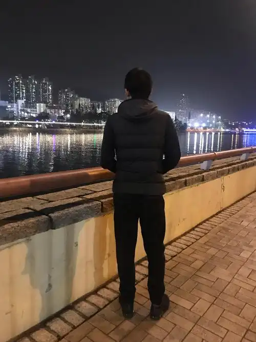 他给了我个背影