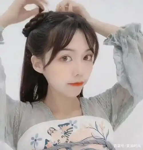 1,如上图所示,将头发分成三部分,前面两个部分用小皮筋