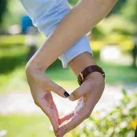 摆爱心手势的情侣头像 手比爱心手势情侣头像配对_微信头像图片大全