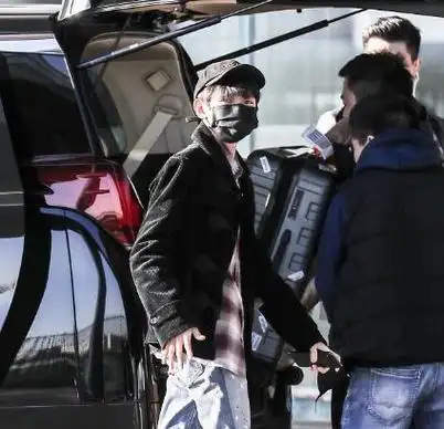 王源武装严实与助理现身商场