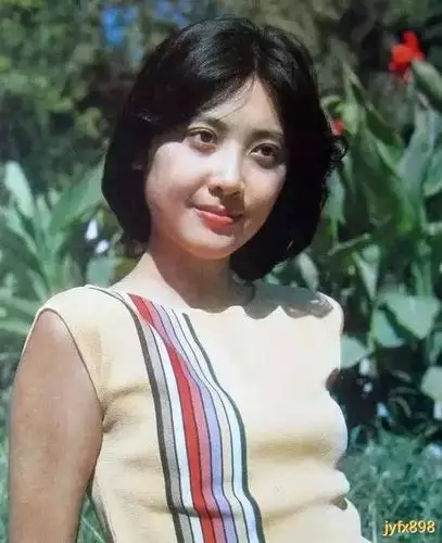 她是最美女儿国国王,痴恋唐僧,一生未嫁,如今64岁仍明媚动人.