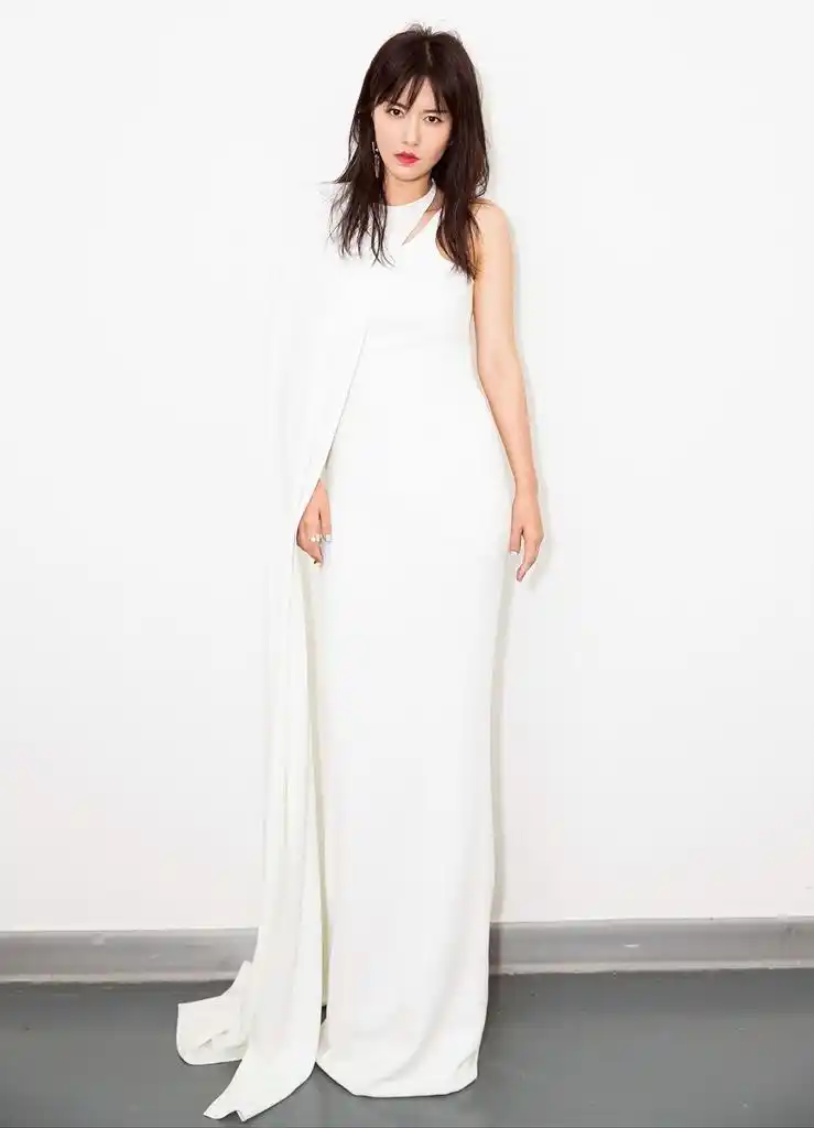 谭维维白裙装亮相