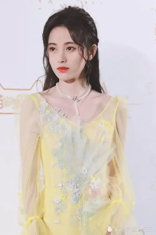 鞠婧祎穿"洛丽塔"跳舞,不加滤镜的腿,无意暴露了腿线