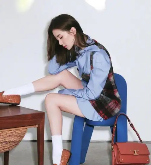 刘诗诗穿衣有一套全身白色系优雅搭配美腻了不愧是气质小仙女