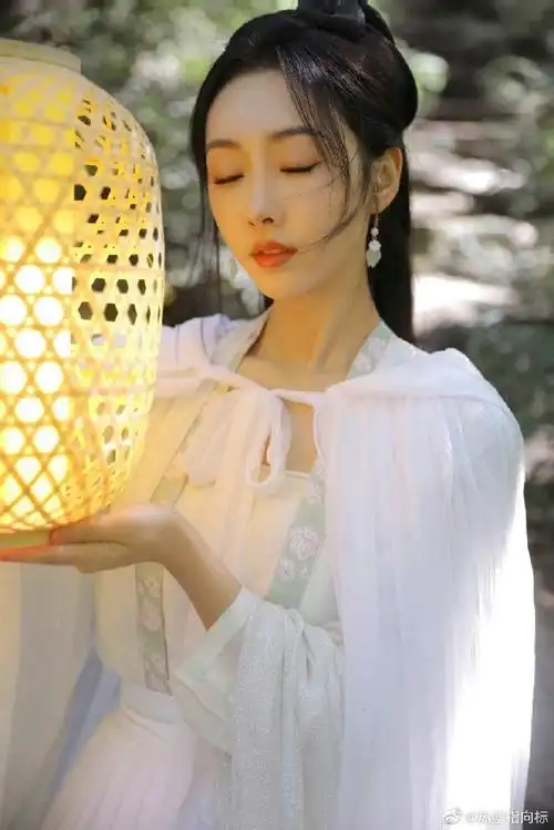 这个白色披风属实是有点仙气十足了哦,不得不说,宣璐与古装造型的适配