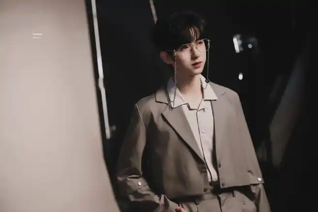 贺峻霖金丝眼镜造型好苏