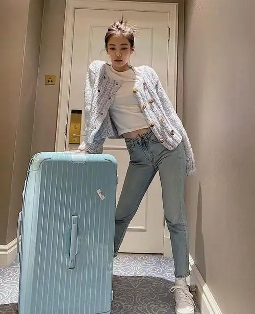 jennie私服满是甜辣风豹纹吊带裙秀凹凸身材好怕两根细带绷断