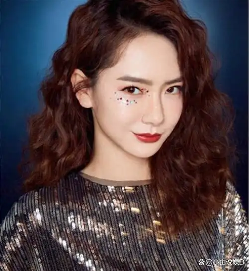 戚薇羊毛卷双马尾青春感满分,对镜比耶又甜又酷!