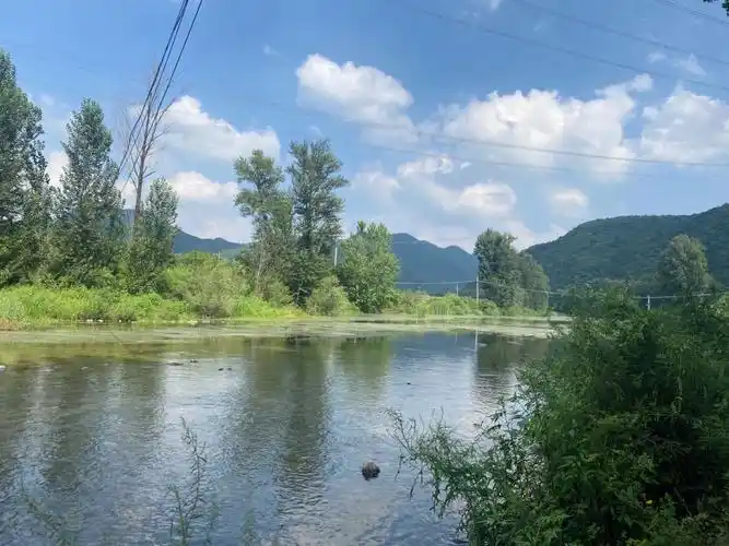 九渡河镇抬头望着长城,住在河边的还能划皮划艇