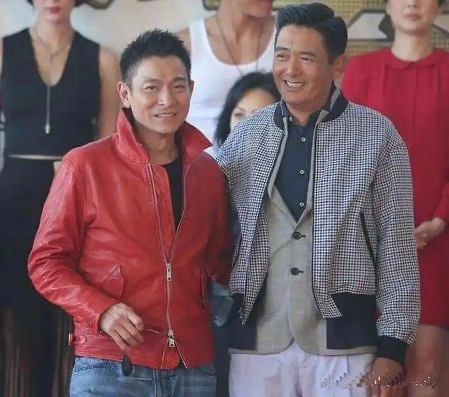 刘德华和周润发的早期合影,华哥身着红色上衣,尽显潇洒干练.