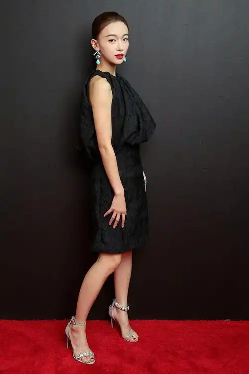 吴谨言纽约时装周之行,四套look完美演绎"魏姐"风采!