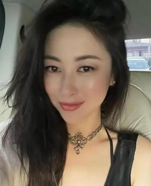 39岁朱珠晒一家三口庆生照,少妇美貌不减,富商老爸帅气有型