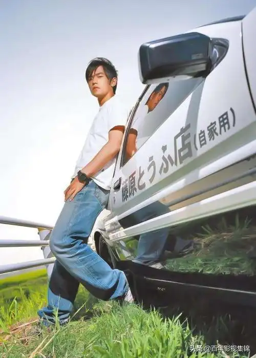 周杰伦携爱妻亮相昆凌蓝色长裙(周杰伦携夫人昆凌齐上阵)