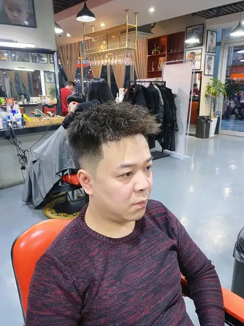 男生立体前刺发型