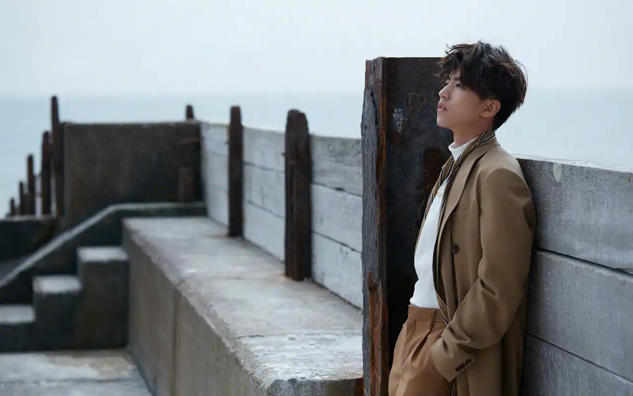 王俊凯超帅时尚高清桌面壁纸