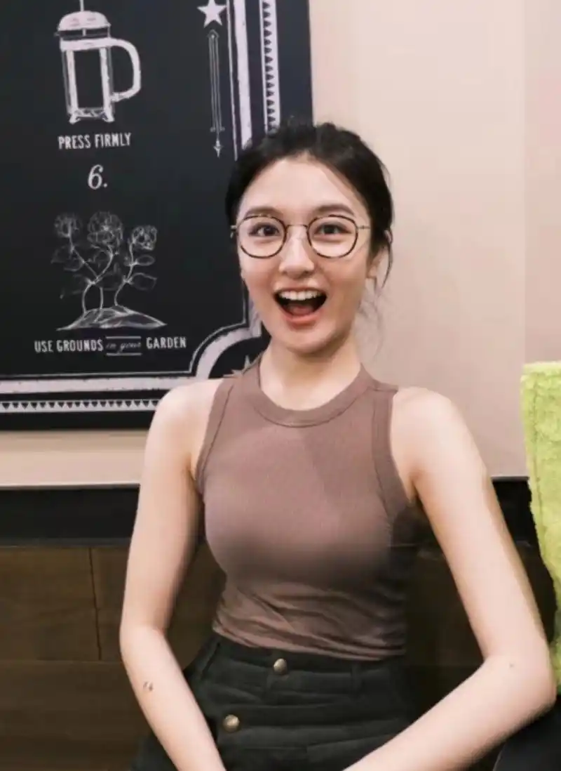 李兰迪开工直接喝冰美式消肿,她晒出生活照活力十足,气质特别阳光.