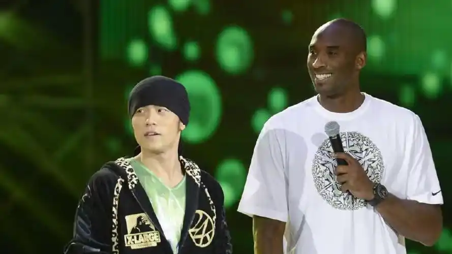 周杰伦演唱会获球迷深情告白:全场合唱《枫》怀念科比