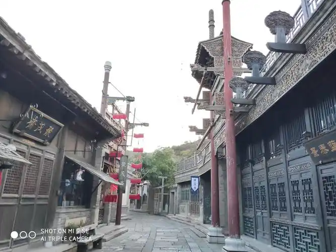 一个人走在寂静的汤市街上,心情无比的惬意.