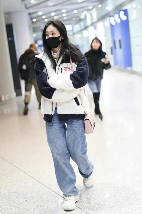 张碧晨现身北京机场!