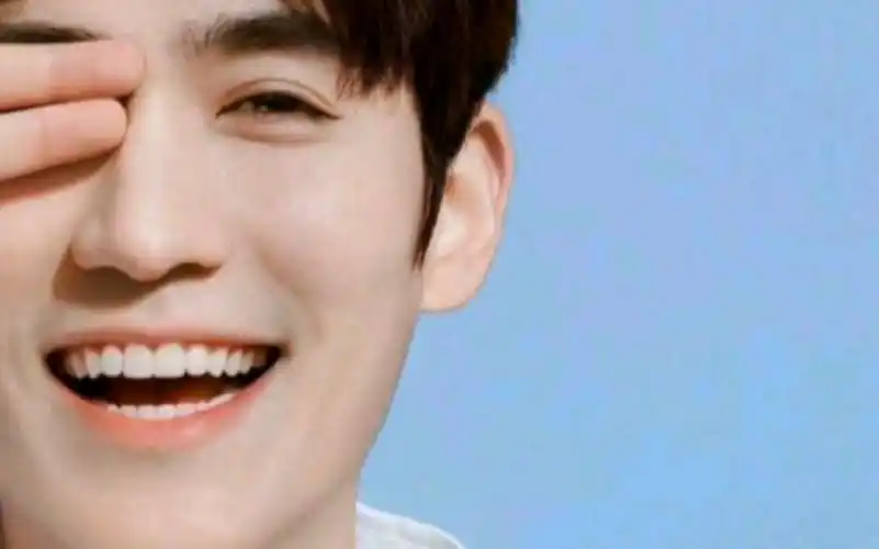 可爱的朱一龙笑容满面