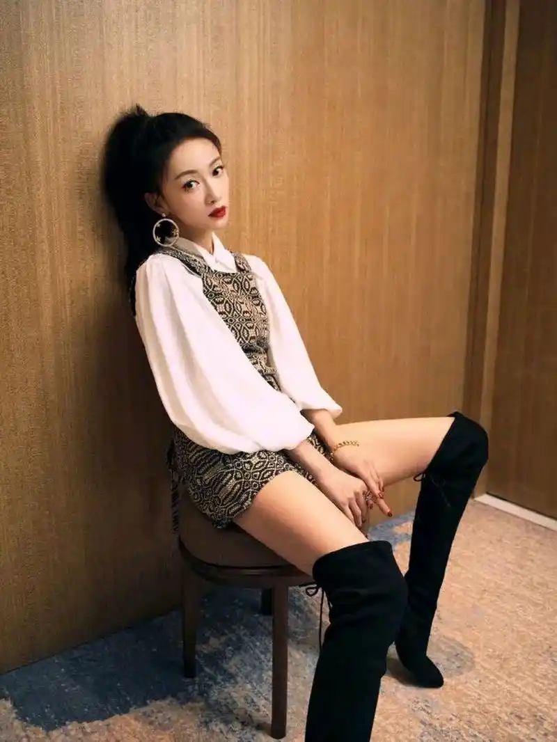 一身印花连体裤干练又有气质,太美  吴谨言身材纤瘦,穿衣打扮也不出错