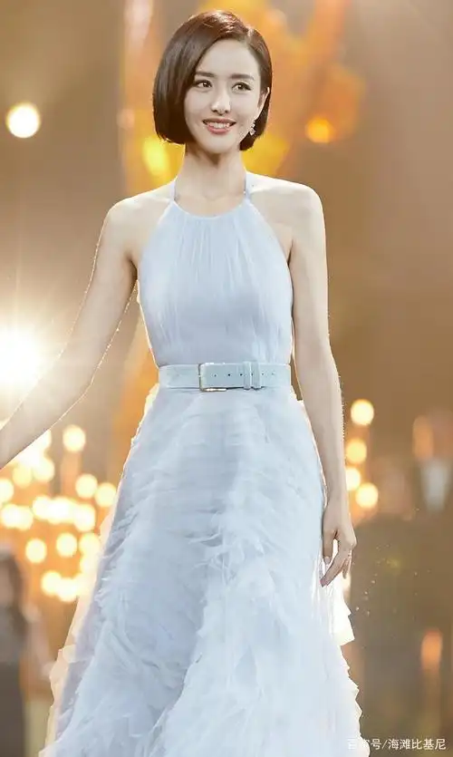 看一下春晚主持人佟丽娅有多美