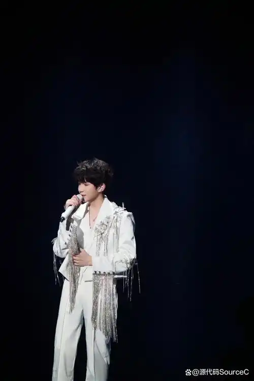 身穿"雨后天蜻"白衣少年手执话筒缓缓走来,日落和乌云共同聆听,王源