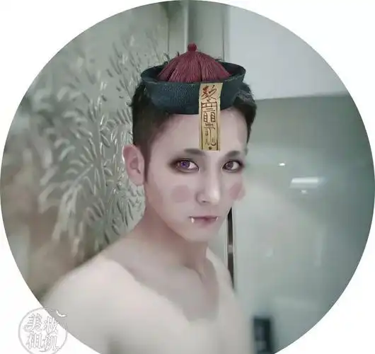 用浆果色腮红液,滴落眼角和唇角3.最后用棉签沾取腮红液,晕染细化小