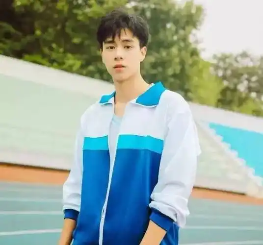 新晋男神胡一天撞脸彭于晏,机场如"丧尸围城",人气高过鹿晗?