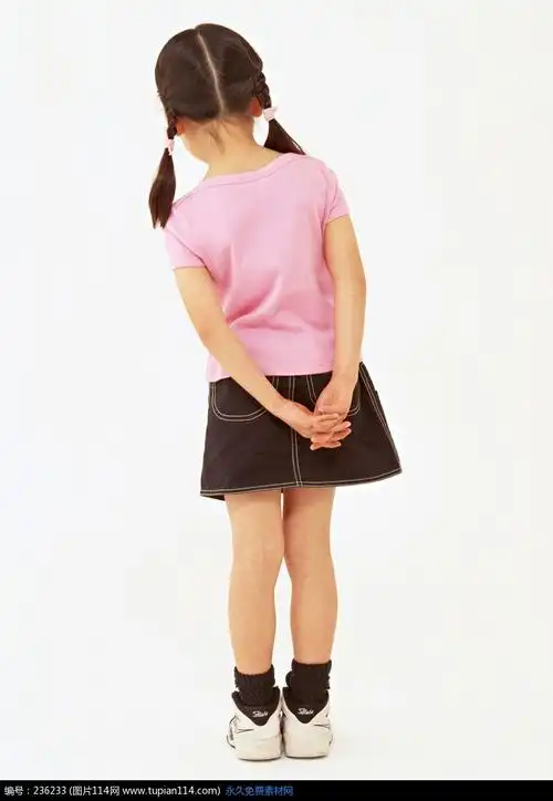 双手放在背后的小女孩背影