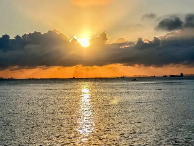 落日余晖的路上总是爱意弥漫#日落92 #海边日落晚霞 #遇见 - 抖音