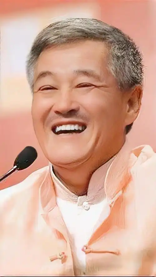 赵本山现状满头白发身形消瘦已经没有了当年的风采