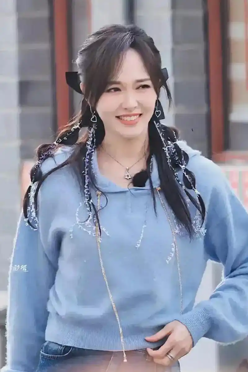 唐嫣真是越活越年轻,她的"学生装"造型,看上去像个"大学生"