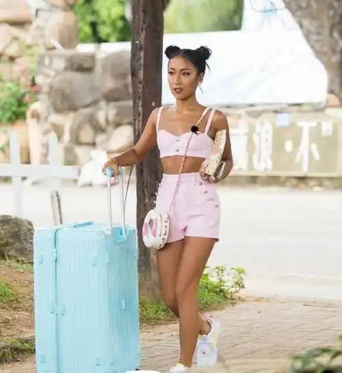 都说一白遮三丑但看了吉克隽逸的穿搭后这话我不信了