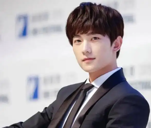 杨洋从军艺校草到逐渐翰化原来长得帅也会被反噬