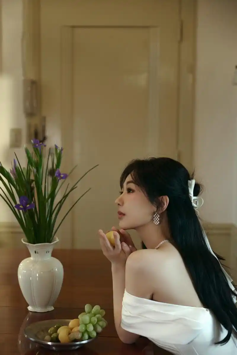 刚从夜宴回来,杨紫身穿白色晚礼服在自家的大客厅里休息,太累了,但她