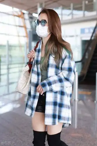 容祖儿短裤配格子衫外套现身机场脚踩过膝长靴又美又飒