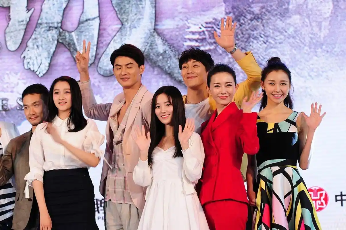 早期的关晓彤,鞠婧祎和张若昀的同框生图,关晓彤的腿,是真的很长[嘻嘻