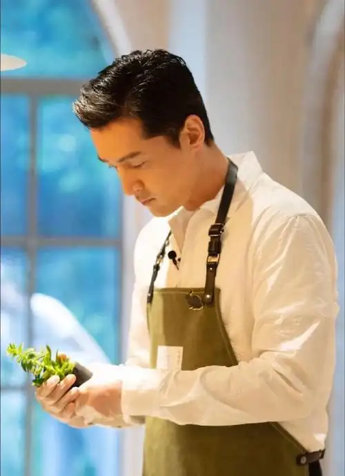 胡歌隐藏7个月终于出山穿白衣配背头太帅气不输小鲜肉