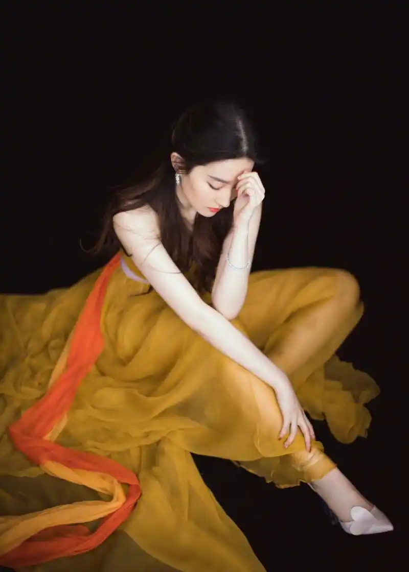 图片大全 明星 刘亦菲抹胸性感长裙礼服写真高清图片 (1/ 7) 2017-12