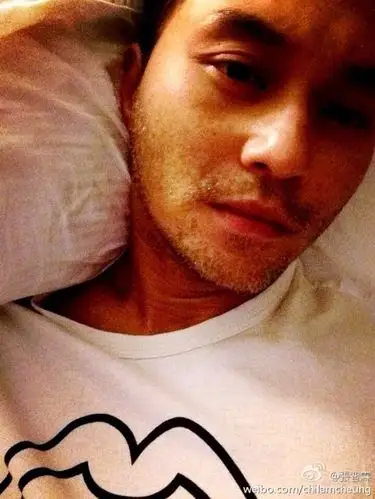 张智霖留胡渣变大叔范儿