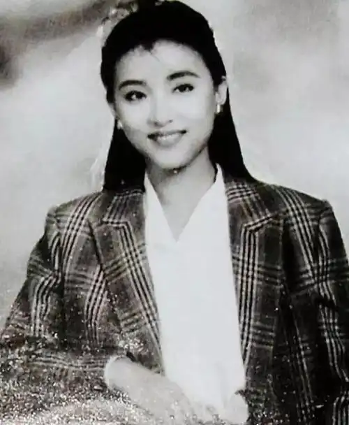 影像记忆著名女星罕见照片流出真没想到韩红以前这么瘦