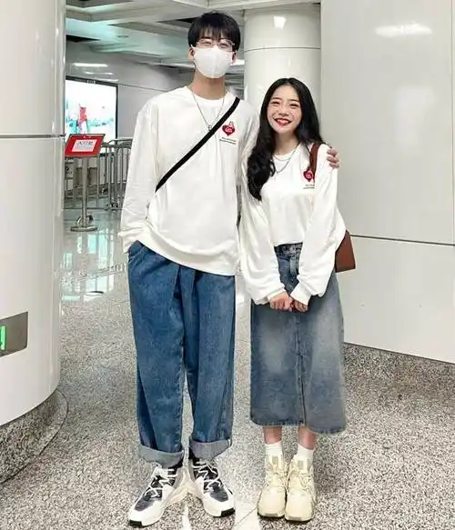 高颜值情侣穿搭,158女友和178男友甜蜜同框,越看越般配_显高_线条