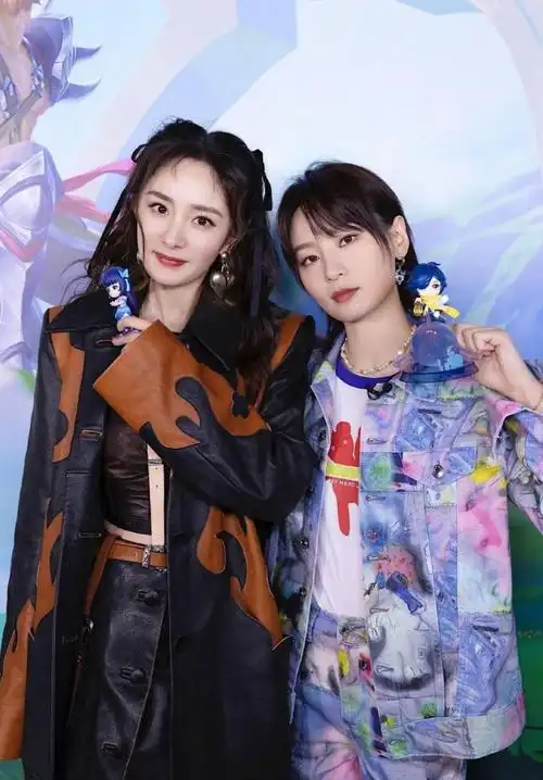 杨幂周笔畅罕见同框穿一件廓形皮风衣看着略显臃肿造型踩雷了