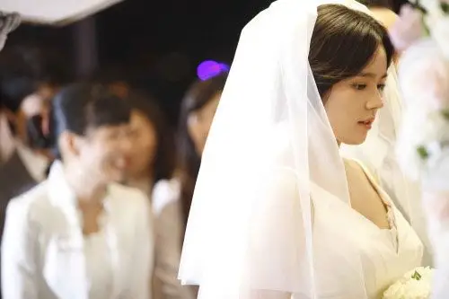 组图:韩佳仁再披婚纱拍广告 洁白纯美娇羞动人