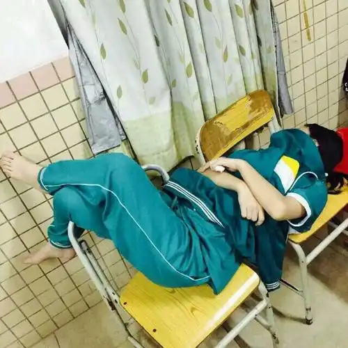 谁知道这个赤脚图片出自哪里,谁还有更多的吗?