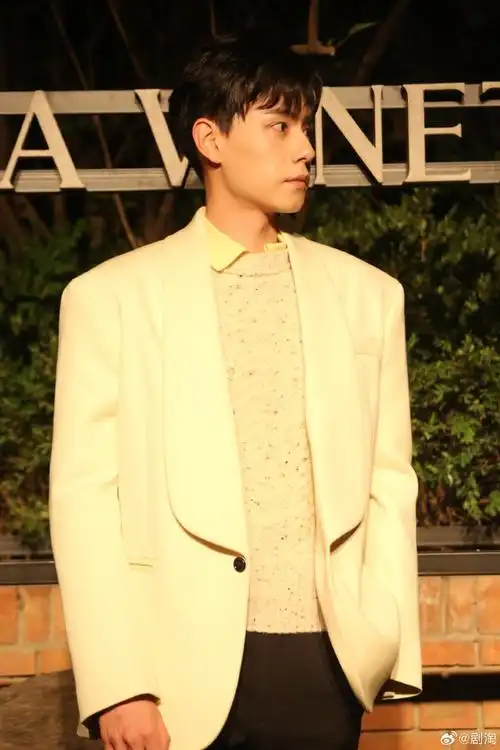 胡一天洋甘菊色西装##bv北京时装秀##bv大秀##bv直播