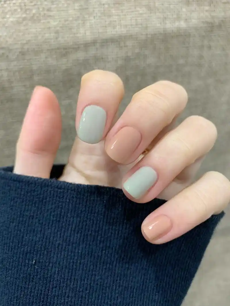 清新初春ins简约跳色显白美甲