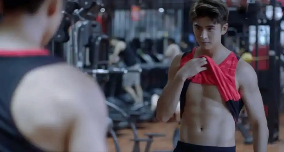 白敬亭张云龙秀腹肌男友力爆棚用实力证明肌肉不是p上去的